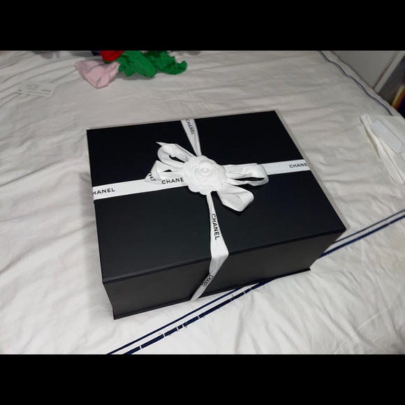 Authentic Chanel Timeless Classic Maxi DoubleFlap Caviar Leather w/Gold hardware - Picture 11 of 14